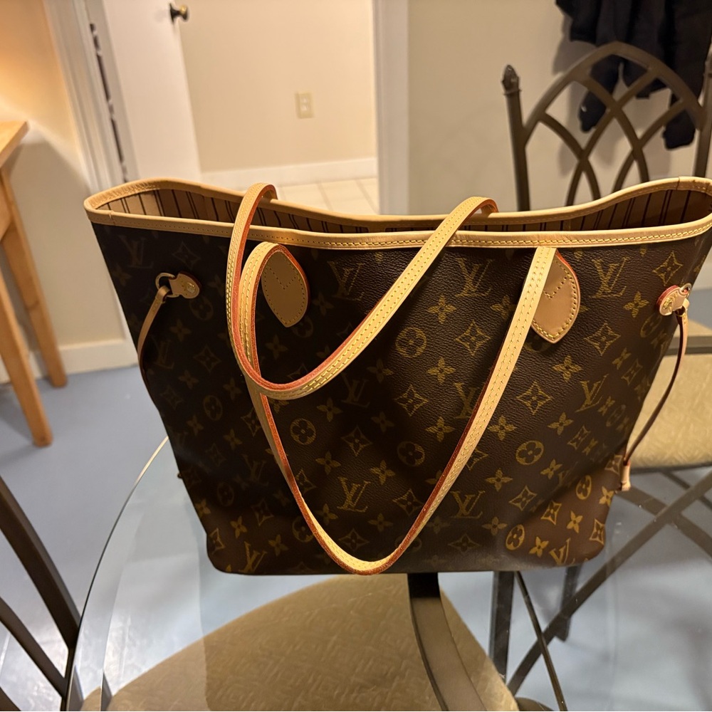 Louis Vuitton Signature Tote with Pouch Included - Picture 2 of 9
